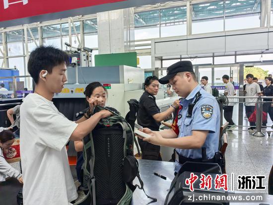 派出所民警严格安检查危。&nbsp;金博凯&nbsp;供图