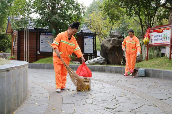 在剑河县县城,环卫工人们正在打扫卫生。钟成炫 摄 在剑河县县城,环卫工人们正在打扫卫生。钟成炫 摄