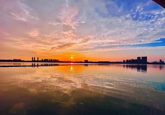 湖海塘的假日,不远离城市,却也能让人慢下来,在湖光城景之间,找到属于自己的那份惬意。 湖海塘的假日,不远离城市,却也能让人慢下来,在湖光城景之间,找到属于自己的那份惬意。