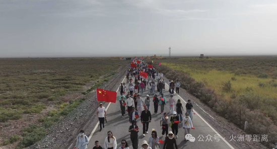 9月30日，高昌区文旅局、区总工会、新华书店、昌润文旅集团等联合开展“相约艾丁湖，书香润旅途”徒步阅读主题活动。夏依玛丹 摄