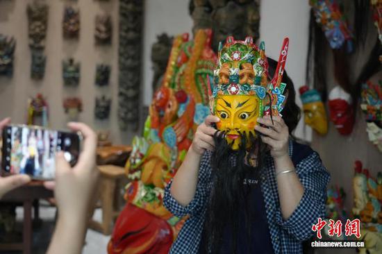 贵州安顺：傩雕技艺引游人沉浸式体验