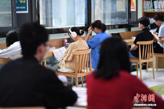 国庆假期,不少市民走进贵阳市南明区图书馆,静心阅读、学习、在浓浓书香中尽享假日时光。图为10月2日,市民在贵阳市南明区图书馆内看书学习。赵松 摄 国庆假期,不少市民走进贵阳市南明区图书馆,静心阅读、学习、在浓浓书香中尽享假日时光。图为10月2日,市民在贵阳市南明区图书馆内看书学习。赵松 摄