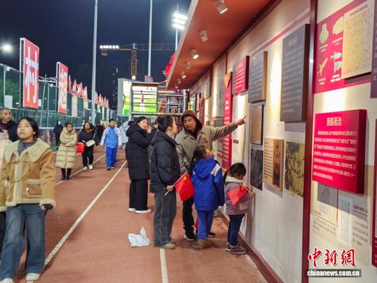 图为贵州“村超”球场边“贵州省铸牢中华民族共同体意识主题展”,自2026年1月展出以来,吸引大批观众驻足观看。李勇伟 摄 图为贵州“村超”球场边“贵州省铸牢中华民族共同体意识主题展”,自2026年1月展出以来,吸引大批观众驻足观看。李勇伟 摄