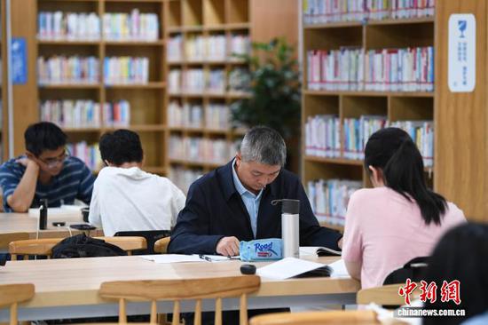 图为10月2日,市民在贵阳市南明区图书馆内看书学习。赵松 摄 图为10月2日,市民在贵阳市南明区图书馆内看书学习。赵松 摄