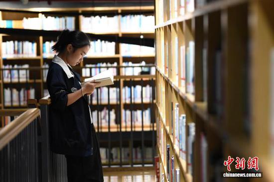 图为10月2日,市民在贵阳市南明区图书馆内看书学习。赵松 摄 图为10月2日,市民在贵阳市南明区图书馆内看书学习。赵松 摄
