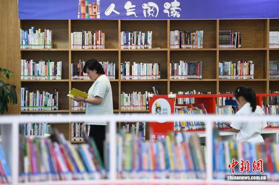 图为10月2日,市民在贵阳市南明区图书馆内看书学习。赵松 摄 图为10月2日,市民在贵阳市南明区图书馆内看书学习。赵松 摄