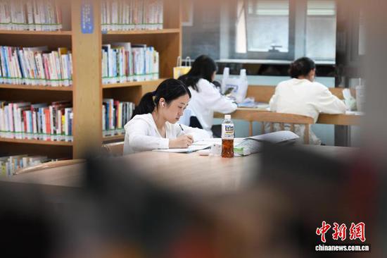 国庆假期,不少市民走进贵阳市南明区图书馆,静心阅读、学习、在浓浓书香中尽享假日时光。图为10月2日,市民在贵阳市南明区图书馆内看书学习。赵松 摄 国庆假期,不少市民走进贵阳市南明区图书馆,静心阅读、学习、在浓浓书香中尽享假日时光。图为10月2日,市民在贵阳市南明区图书馆内看书学习。赵松 摄