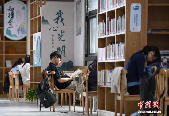 国庆假期,不少市民走进贵阳市南明区图书馆,静心阅读、学习、在浓浓书香中尽享假日时光。图为10月2日,市民在贵阳市南明区图书馆内看书学习。赵松 摄 国庆假期,不少市民走进贵阳市南明区图书馆,静心阅读、学习、在浓浓书香中尽享假日时光。图为10月2日,市民在贵阳市南明区图书馆内看书学习。赵松 摄