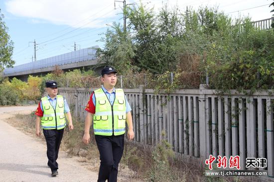 图为北京铁路公安局天津公安处线路民警正在对线路安全进行检查，确保铁路运输安全。（北京铁路公安局天津公安处供图）