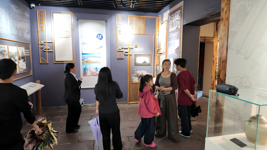 游客驻足展馆,聆听盐文化背后的历史故事。王烨 摄 游客驻足展馆,聆听盐文化背后的历史故事。王烨 摄