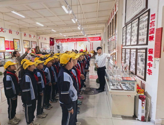 9月30日，克拉玛依市第六小学师生走进红色展馆，聆听革命故事，传承红色精神。（图片由克拉玛依红色记忆展览馆提供）7