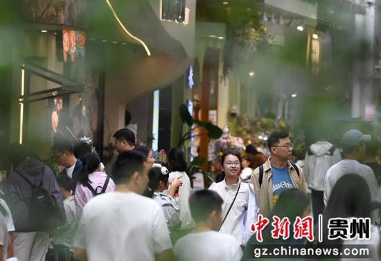 10月3日,游客在贵阳市南明区青云路步行街购物消费、游玩打卡。 10月3日,游客在贵阳市南明区青云路步行街购物消费、游玩打卡。