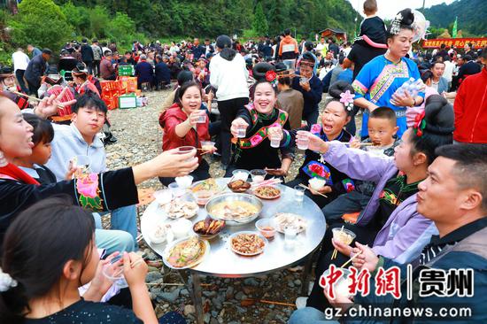剑河县太拥镇昂英村开渔节活动现场。剑河县融媒体中心 供图 剑河县太拥镇昂英村开渔节活动现场。剑河县融媒体中心 供图