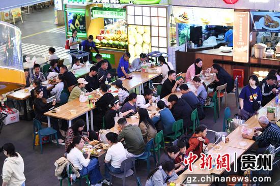 10月3日,游客在贵阳市南明区青云市集内品尝贵州特色美食。 10月3日,游客在贵阳市南明区青云市集内品尝贵州特色美食。