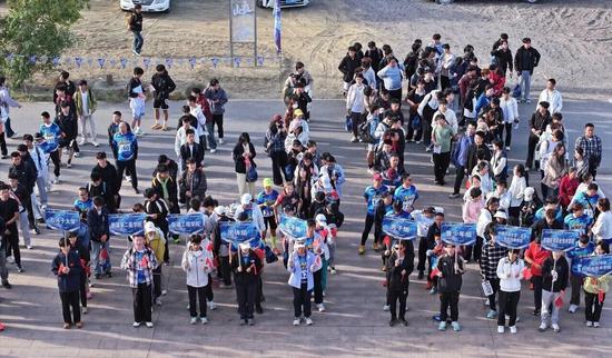 10月2日，2026“魔域 88”乌尔禾定向挑战赛专业赛开幕式在白杨河大峡谷入口举行。图片来源：乌尔禾区委宣传部