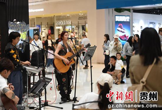 10月3日,在贵阳万象城内,商家通过开展各类活动吸引顾客。 10月3日,在贵阳万象城内,商家通过开展各类活动吸引顾客。