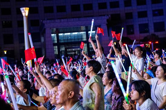 市民游客观看演出
