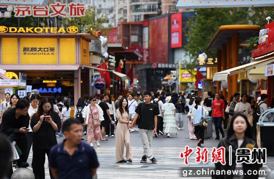 10月3日,游客在贵阳市南明区青云路步行街购物消费、游玩打卡。 10月3日,游客在贵阳市南明区青云路步行街购物消费、游玩打卡。