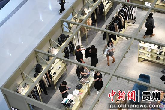 10月3日,消费者在贵阳万象城内选购服饰。 10月3日,消费者在贵阳万象城内选购服饰。