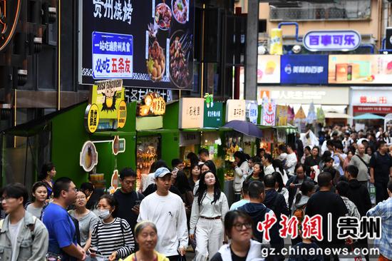 10月3日,游客在贵阳市南明区青云路步行街购物消费、游玩打卡。 10月3日,游客在贵阳市南明区青云路步行街购物消费、游玩打卡。