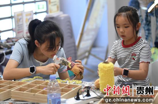 10月3日,消费者在贵阳市南明区青云市集内制作贵州特色文玩。 10月3日,消费者在贵阳市南明区青云市集内制作贵州特色文玩。