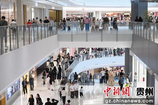 10月3日,贵阳万象城内人潮涌动,呈现购销两旺态势。 10月3日,贵阳万象城内人潮涌动,呈现购销两旺态势。