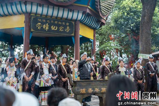 贵州省黔东南州从江县岜沙苗寨盛装迎客。 贵州省黔东南州从江县岜沙苗寨盛装迎客。