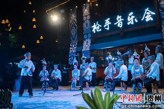 贵州省黔东南州从江县岜沙苗寨盛装迎客。 贵州省黔东南州从江县岜沙苗寨盛装迎客。