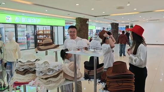 游客挑选本地特色产品。