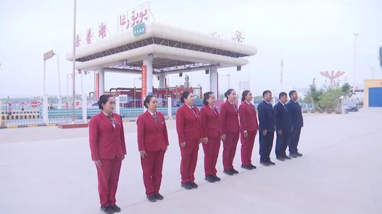 岳普湖收费站工作人员在岗在位，守护群众安全便捷出行。