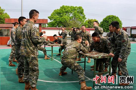 图为武警铜仁支队组织官兵比拼臂力。冉旭野 摄 图为武警铜仁支队组织官兵比拼臂力。冉旭野 摄