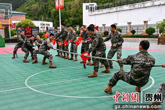图为武警铜仁支队官兵开展拔河比赛。黄旺雄 摄 图为武警铜仁支队官兵开展拔河比赛。黄旺雄 摄