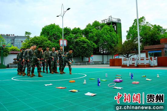 图为武警铜仁支队官兵开展套圈比赛。冉旭野 摄 图为武警铜仁支队官兵开展套圈比赛。冉旭野 摄