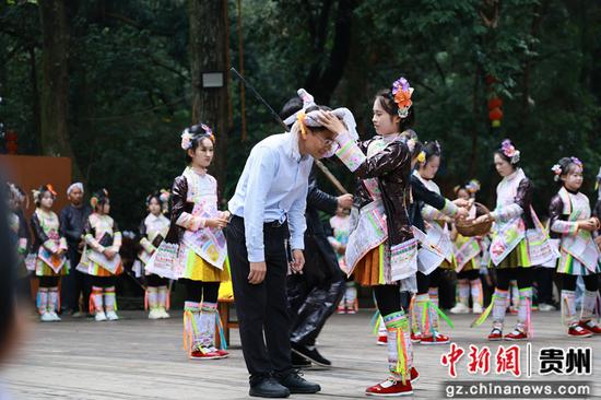 贵州省黔东南州从江县岜沙苗寨盛装迎客。 贵州省黔东南州从江县岜沙苗寨盛装迎客。