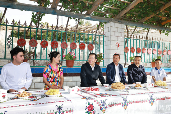 10月5日，自治区党委书记陈小江、自治区主席艾尔肯·吐尼亚孜来到库车市玉奇吾斯塘乡阿热吾斯塘村，走进村民家中，同大家亲切拉家常，详细询问家庭生活、工作收入、子女教育等情况。石榴云/新疆日报记者 崔志坚摄e