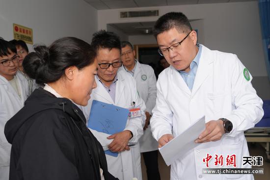 图为天津医院专家团队为患儿家长讲解手术方案。（中交天津航道局供图）