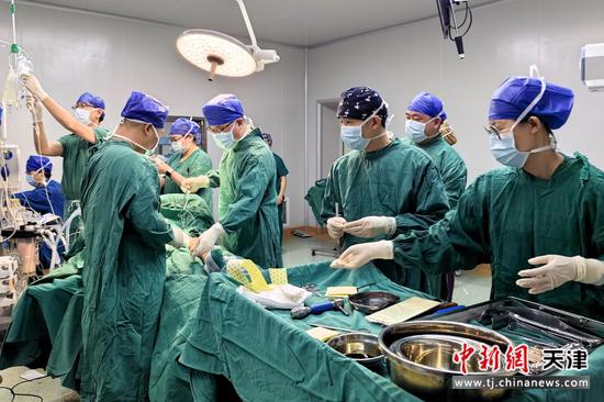 图为天津医院团队为藏族肢体畸形患儿做手术 。（中交天津航道局供图）