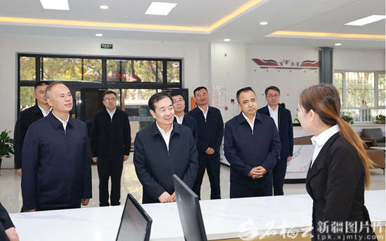 10月5日，自治区党委书记陈小江、自治区主席艾尔肯·吐尼亚孜在库车市综治中心，了解矛盾纠纷化解和信访治理等情况。石榴云/新疆日报记者 崔志坚摄e