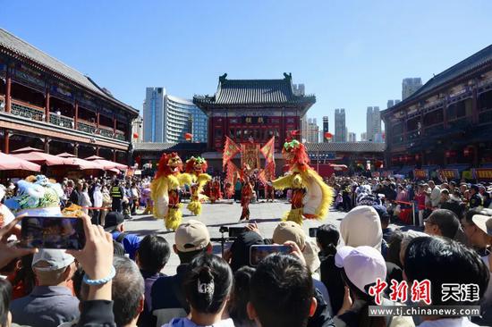 国庆假期，天津南开区古文化街非遗展演吸引市民驻足。（天津市南开区供图）