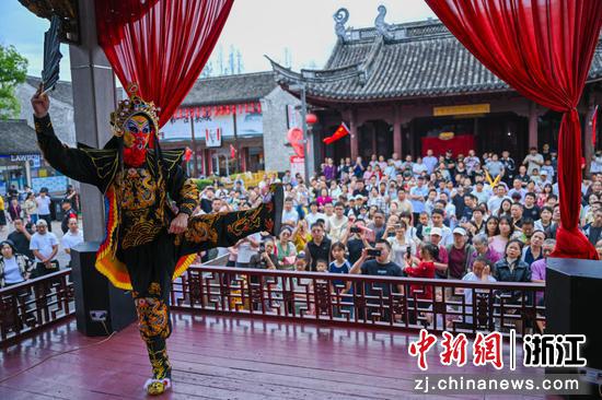 近日，观众观看演出。沈国峰&nbsp;摄