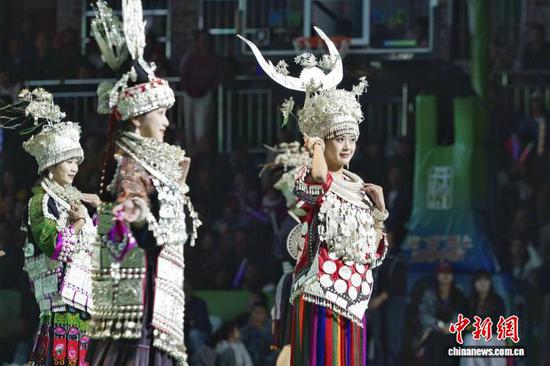 图为《苗族服饰走秀》。中新社记者 瞿宏伦 摄 图为《苗族服饰走秀》。中新社记者 瞿宏伦 摄