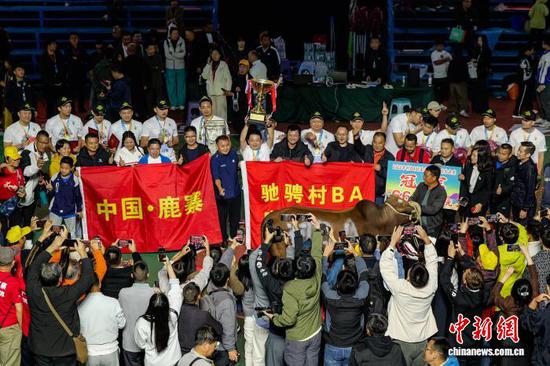 图为广西柳州鹿寨镇队颁奖后合影留念。中新社记者 瞿宏伦 摄 图为广西柳州鹿寨镇队颁奖后合影留念。中新社记者 瞿宏伦 摄