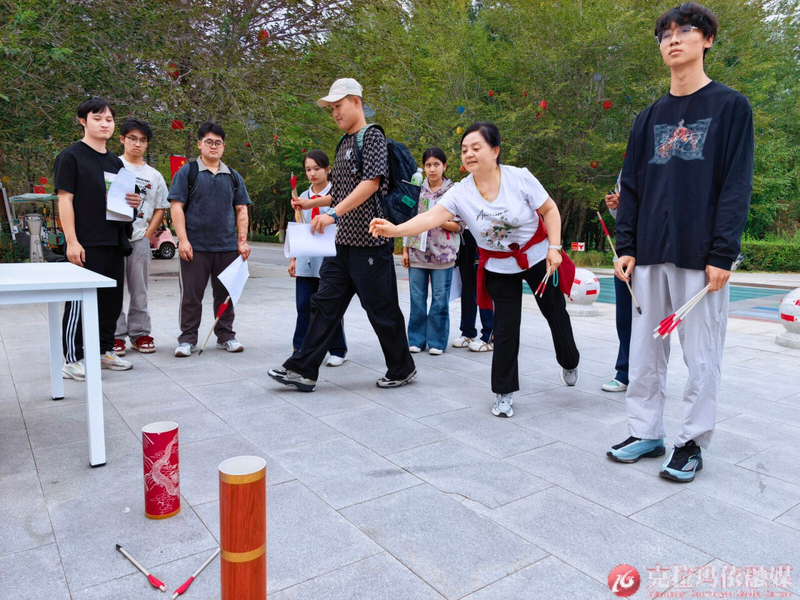 市民、游客体验娱乐挑战赛的投壶游戏。