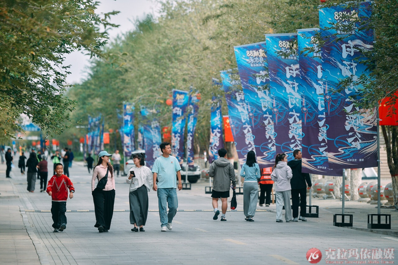 乌尔禾度假区，游客悠闲漫步，国庆假期的松弛感与赛事氛围融在一起。