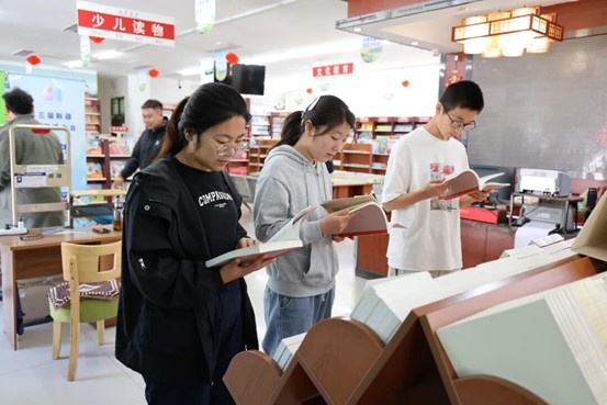 察布查尔县：“新疆两史”读本上架发售
