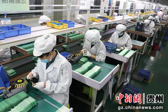 贵州贵航新能源科技有限公司工人正在赶制订单 。刘娟 摄 贵州贵航新能源科技有限公司工人正在赶制订单 。刘娟 摄