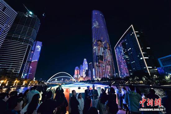 10月2日，国庆假期第二日，天津海河游船迎来客流高峰，游客乘船夜赏“天津之眼”摩天轮、解放桥、津湾广场等沿岸地标，沉浸式感受津城国庆节日氛围。中新社记者 佟郁 摄