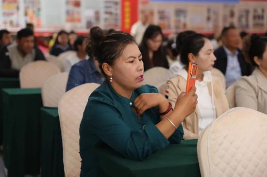 现场观众用手机记录精彩演出，乐享文化盛宴。