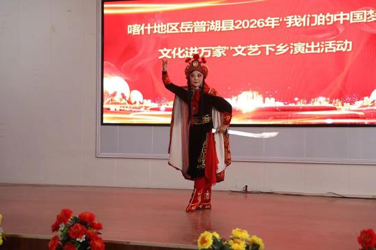 演员演绎山东梆子，尽显齐鲁戏曲韵味。