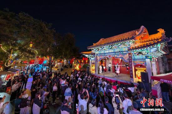10月5日晚，市民和游客在天津杨柳青古镇观看演出。中新社记者 佟郁 摄
